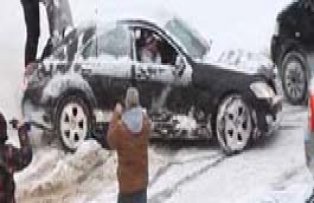 VIDEO / Metoda inedita prin care un sofer din Sibiu si-a scos masina din zapada! Filmarea lui este virala pe Internet