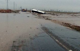 Autocar plin cu pasageri, luat de viitura la Constanta