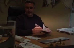 VIDEO / A devenit viral. Cum s-a razbunat un fiu pe tatal sau care ii deschidea toate plicurile primite prin posta
