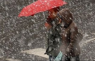 Informare meteo de vreme rea: Ploi in toata tara, ninsori consistente la munte, intensificari ale vantului si racire