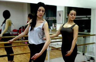 Diane Popescu, de la “Ce gândesc femeile”, se menţine în formă cu lecţii de balet