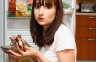 Ce se intampla cu corpul tau daca mananci noaptea, abia trezit din somn