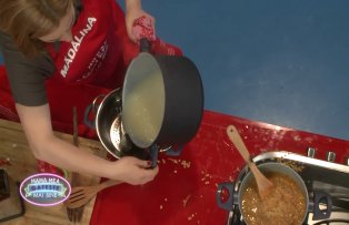 VIDEO /  A varsat mancarea peste tot. Cum arata bucataria in timp ce gateste Madalina