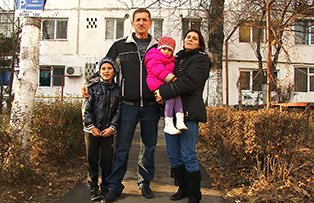 La “Schimb de mame” tatăl de la ţară şi mama de la oraş îşi dispută supremaţia în “războiul sexelor"