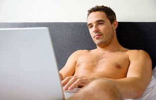 Astazi se serbeaza "Working Naked Day", ziua in care angajatii lucreaza dezbracati