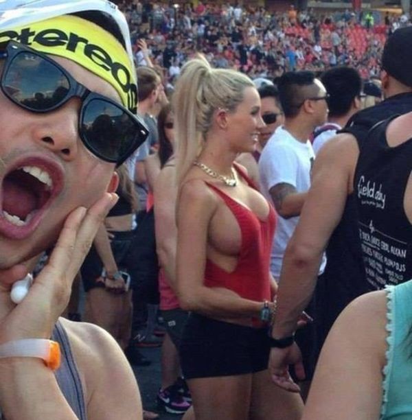 Înconjurată de mii de bărbaţi, blonda le-a distras atenţia tuturor de la meci. Cum a venit îmbrăcată la stadion