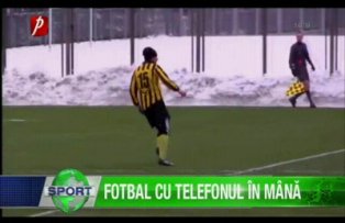 Fotbal cu telefonul în mână