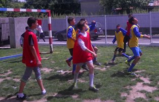 Strainii care ajuta romaneste