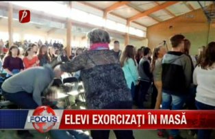 Elevi exorcizati in masa