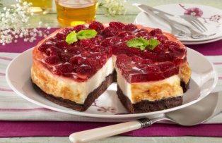 Tort cu crema de branza si zmeura