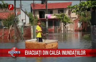 Evacuati din calea inundatiilor