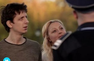 VIDEO Mondenii / Politist, furat de o moldoveanca in plina strada