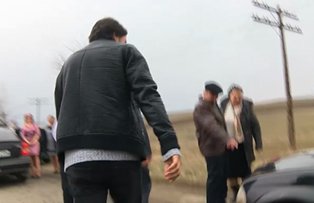 VIDEO / Incident neplacut la nunta reprezentata de catre Denis Stefan: "E semn rau, masina mirilor a lovit o turma de porci"