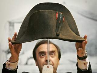 Una dintre pălăriile lui Napoleon Bonaparte a fost scoasă la licitaţie. Află cu cât a fost vândută!