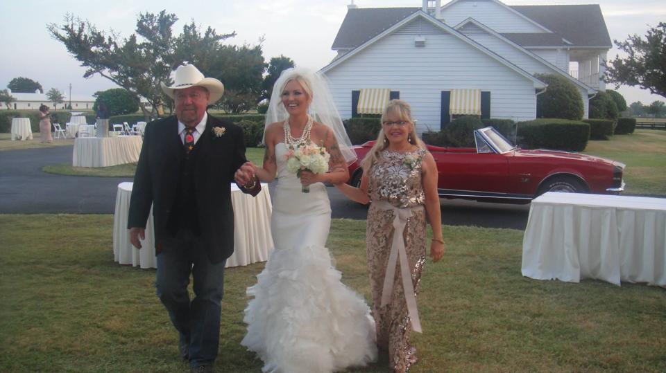 Lucy, din serialul “Dallas”, i-a făcut nuntă fetei sale la celebra ferma Southfork. Vezi cum arată actriţa Charlene Tilton la 55 de ani!