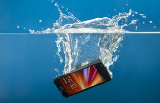 Ti-a cazut telefonul in apa? Cum il poti salva