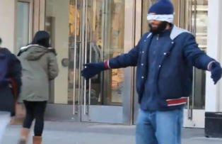 VIDEO / Un musulman a iesit legat la ochi pe strazile din Toronto, cu un mesaj emotionant pe pancarte. Trecatorii l-au imbratisat