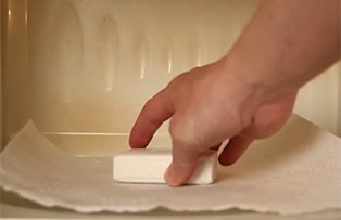 VIDEO A băgat un săpun în cuptorul cu microunde. Ce s-a întâmplat un minut mai târziu