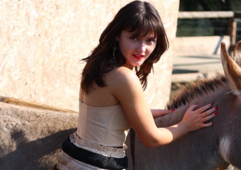 Doua fete sunt condamnate la duel, la  “Miss fata de la tara”