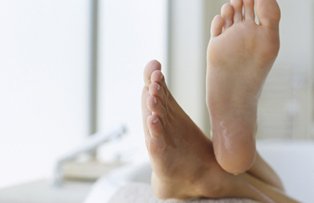 Ai calcaiele crapate sau uscate? Iata cum le poti trata