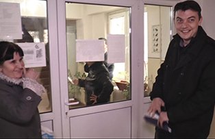 VIDEO Foc şi pară la RADET, azi la „Revendicarea”. Mihai Ursu, încuiat în holul insituţiei