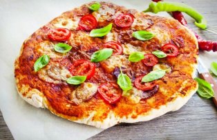 Reteta zilei: Pizza cu carnati si rosii
