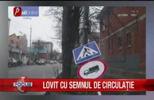 Lovit cu semnul de circulaţie