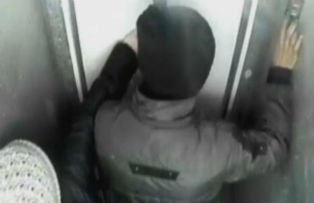 Momente de cosmar pentru o tanara din Iasi. Un barbat a incercat de patru ori s-o violeze in lift