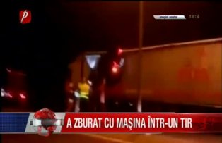 A zburat cu masina intr-un tir