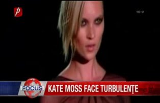 Kate Moss face turbulente