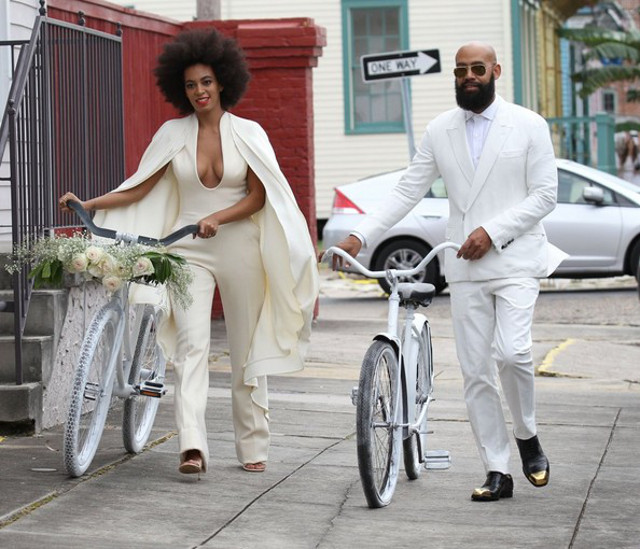 Sora lui Beyonce a venit pe bicicletă la propria nuntă! Uite ce decolteu a afişat vedeta cu această ocazie!