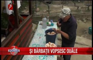 Şi bărbaţii vopsesc ouăle