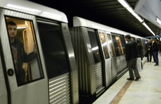Un barbat care cazut pe sinele de metrou in statia Piata Unirii a fost salvat, in ultima clipa, de un alt calator
