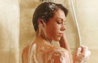 Citesti cu atentie eticheta samponului? Iata ce ingrediente trebuie sa eviti
