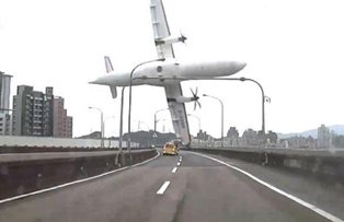 Accidentul aviatic din Taiwan: ce despagubiri primesc familiile persoanelor decedate, din partea TransAsia