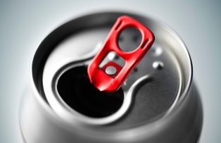 Energizantele ar putea fi interzise in Europa pentru ca sunt extrem de periculoase. Ce patesti daca le bei