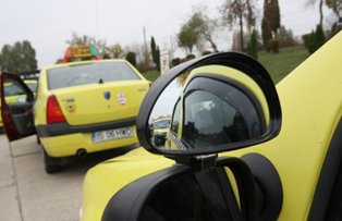 Taximetrist, amenintat cu pistolul de doi clienti. Cum s-a terminat cursa