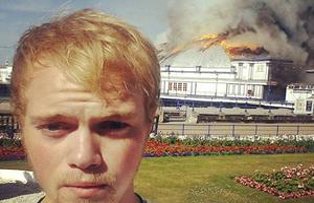 Medicii avertizeaza! Ce pot pati barbatii care isi fac multe selfie-uri