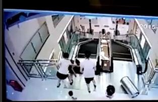 VIDEO / Accident la mall. O femeie a murit dupa ce a fost "inghitita" de scara rulanta