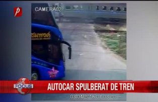 Autocar spulberat de tren într-o provincie din Thailanda
