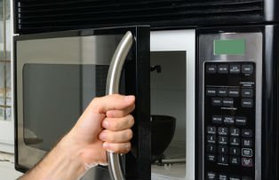 Stiai asta? Alimente pe care sa nu le pui niciodata in cuptorul cu microunde