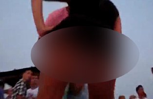VIDEO / Senzatii tari pe litoral! Uite cum danseaza bruneta asta cu iubitul ei, pe plaja, in vazul tuturor