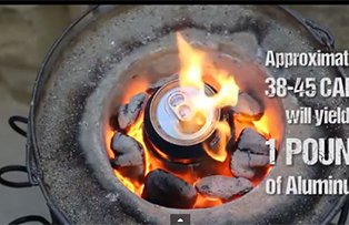 VIDEO A topit cateva doze şi a turnat aluminiul într-o găleată cu nisip. Rezultatul este remarcabil.