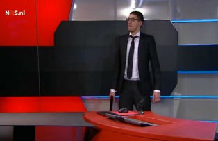 VIDEO / Un barbat inarmat a dat buzna pe platourile televiziunii publice olandeze si a cerut sa intre in direct la jurnal. Politistii l-au imobilizat