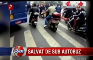 Salvat de sub autobuz