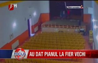 Au dat pianul la fier vechi