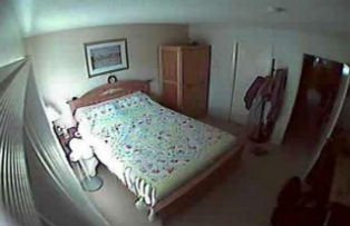 Un barbat a montat camere video in dormitorul fiului sau ca sa-l vada cum face dragoste. Ce s-a intamplat dupa aceea
