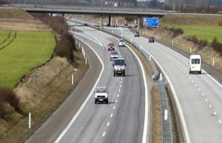 Si-au uitat copilul pe autostrada, in drum spre mare. Cum si-au dat seama doi parinti ca cea mica lipseste