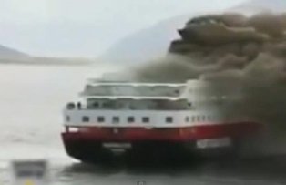 VIDEO / Detalii cutremuratoare legate de pasagerii de pe feribotul Norman Atlantic! Au fugit de incendiu, dar au fost muscati de rechini