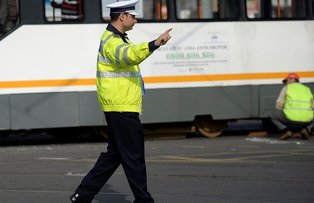Linia 41, blocata dupa ce o persoana a cazut din tramvai